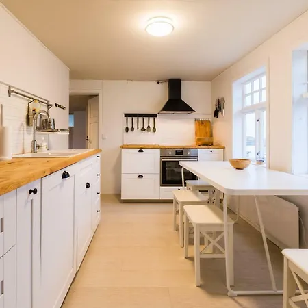 Pensionat Holmvik Brygge 3*